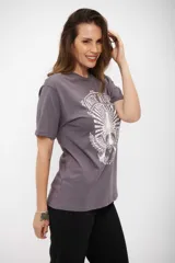 Remera de manga corta color gris oscuro con un estampado grande en blanco que incluye una guitarra acústica con alas y el texto "Acoustic Music".