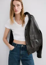 Camiseta blanca de algodón con cuello en V y mangas cortas, de corte ajustado al cuerpo.