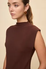 Top de calce entallado, sin mangas y con cuello alto, confeccionado en tejido texturado de líneas simples.