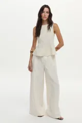 Pantalón sastrero de corte ancho color crudo, con cortes centrales en la parte delantera y trasera.