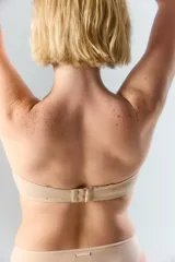 Corpiño strapless de tricot con preformado, aro interno y elástico siliconado en el escote para mayor sostén. Incluye breteles desmontables y prolongador.