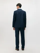 Ambo Harrington Label de color azul marino, compuesto por un saco cruzado de doble botonadura y solapas de pico, y pantalón a juego.