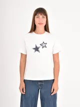 Remera color gris topo con estampa frontal en blanco que incluye gráficos de llaveros y la inscripción "Lucky Charm".
