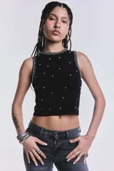Musculosa negra con cuello redondo y detalle de strass y tachas plateadas en el frente y los bordes.