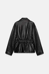 Chaqueta de efecto piel con cuello solapa, manga larga y cierre frontal con cremallera. Presenta cintura elástica que entalla la silueta y bolsillos decorativos en el frente.