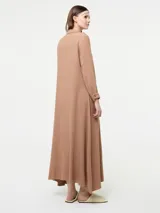 Vestido camisero largo color rojo, confeccionado en lino y viscosa, con cartera de botones delanteros centrales y bolsillo delantero superior con terminación de galón metalizado.