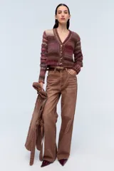 Cardigan de lana multicolor con matices en bordo, escote en V y cierre frontal con botones.