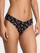 Panty tipo tanga sin costuras, color negro con estampado de rosas rosadas y hojas verdes, confeccionado en microfibra ultrasuave.