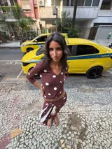 Top de lanilla color marrón con estampado de lunares blancos, escote en V y mangas tres cuartos.