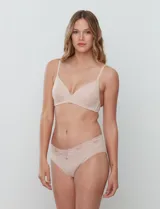 Bombacha tipo brief confeccionada en microfibra suave, con detalle de encaje en la cintura y refuerzo de algodón.
