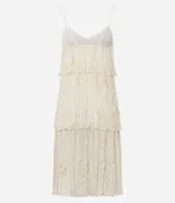 Vestido midi de corte evasé confeccionado en chiffon, con diseño de capas superpuestas, breteles finos y escote en U. Cuenta con forro interior.
