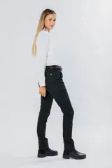 Pantalón de gabardina azul marino, de corte skinny y tiro medio, con bolsillos laterales y trabillas para cinturón.