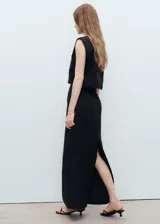 Top crop negro sin mangas, confeccionado en 100% lino, con cuello redondo y tirantes anchos.