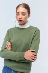 Sweater color beige de lana con cuello redondo y mangas largas.