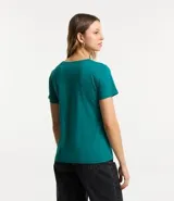 Remera básica de manga corta y cuello redondo, confeccionada en algodón de color celeste.