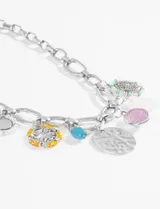 Collar plateado de cadena gruesa con dijes colgantes de diferentes formas y colores.