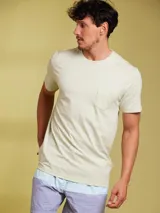 Remera de manga corta color arena con cuello redondo y un pequeño bolsillo en el pecho.