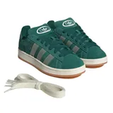 Championes Adidas Campus 00S de gamuza verde oscuro, con las tres franjas características en gris claro y la palabra "CAMPUS" estampada en dorado. Tienen una suela gruesa de goma color crema y cordones a tono.
