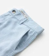 Bermuda de hombre en lino color gris claro, de corte recto, con textura discreta, bolsillos laterales y cierre frontal con botón y cremallera.