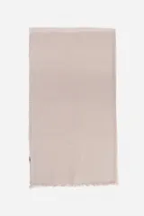 Pashmina ligera de color beige, confeccionada en mezcla de algodón y rayón, con textura lisa y terminaciones con flecos cortos en los extremos.