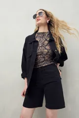 Bermuda de jean celeste, de corte clásico y largo a la rodilla.