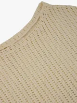 Sweater de manga larga y tejido calado color beige, con cuello redondo y diseño liviano.