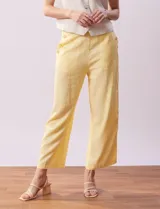 Pantalón capri amarillo de lino marca Zac & Rachel, con pretina elastizada, bolsillos delanteros y botones decorativos.