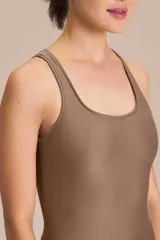 Jumpsuit largo de diseño ajustado con escote redondo y espalda descubierta, confeccionado en tejido satinado con textura acanalada. Presenta copas extraíbles y tecnología de compresión media que se adapta al cuerpo.