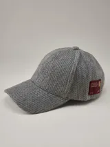Gorra con visera de tejido de punto en color gris, con parche rectangular decorativo en color bordó con logo de la marca Benson & Thomas.