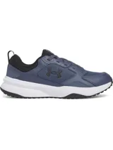 Championes de entrenamiento Under Armour modelo Charged Edge, color azul marino con detalles en negro y suela blanca. Presentan una parte superior de malla transpirable con superposiciones de cuero y material sintético, entresuela Charged Cushioning para amortiguación y suela de goma con tracción.