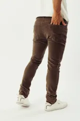 Pantalón de pana color gris topo, corte regular, con cinco bolsillos, cierre con botón y logo bordado.