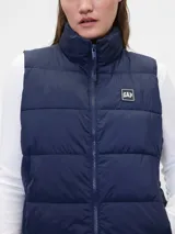 Chaleco puffer de la marca Gap, color azul marino, con cierre frontal, cuello alto y parche con logo de la marca en el pecho.