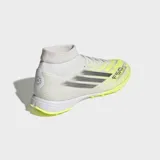 Championes de fútbol Adidas F50 Sparkfusion League para pasto sintético. Presentan un diseño de caña media con cuello de tejido de punto, exterior Fiberskin con texturas 3D y suela de caucho con tapones para tracción en superficies artificiales. Combinan tonos blanco, gris y amarillo neón.