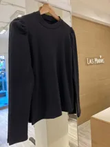 Remera gris de morley de algodón, manga larga con detalle fruncido en el hombro.