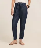 Pantalón baggy de jeans azul oscuro, con cintura elástica y lazo para ajustar.