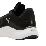 Championes Puma Softride Mayve 2, color negro con suela blanca y detalles plateados. Modelo de running con capellada de tejido knit transpirable y entresuela alta acolchada.