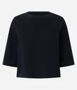 Remera de corte cropped confeccionada en algodón, con cuello redondo y mangas cortas. Presenta un diseño básico y versátil de calce holgado.