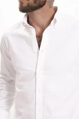 Camisa celeste de manga larga con cuello abotonado y corte clásico.