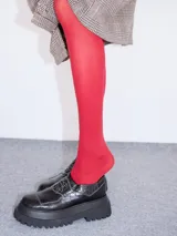 Mocasines con plataforma de goma negra, confeccionados en lona con estampa a cuadros en tonos violeta, amarillo y beige, y detalle de elásticos laterales ocultos.