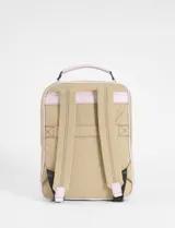 Mochila porta laptop color verde oliva, con múltiples compartimentos frontales con cierre y manija superior reforzada. Presenta detalles de ribetes en color negro y logo metálico en la parte inferior.