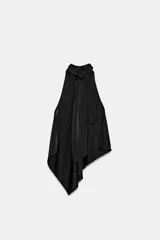 Top de cuello halter confeccionado en tejido satinado, con diseño asimétrico y caída fluida. Presenta lazada ajustable en la espalda.