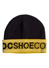 Gorro de lana tipo beanie de color negro con vuelta amarilla y el nombre de la marca DC SHOECOUSA impreso en letras negras sobre fondo amarillo, acompañado de finas líneas blancas.