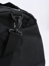 Bolso deportivo negro de gran capacidad, con compartimento principal con cierre, bolsillos laterales con cierre y doble asa de mano con soporte acolchado. Incluye correa ajustable y desmontable para el hombro.