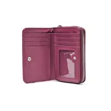 Billetera de tamaño compacto con cierre perimetral, confeccionada en material sintético con textura granulada. Presenta un diseño con costuras verticales y el logo metálico de la marca en la parte frontal.