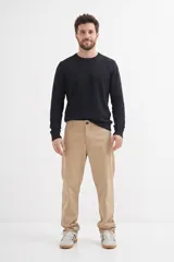 Pantalón recto color beige, confeccionado en mezcla de algodón y elastano, con cierre de botón y bolsillos laterales.