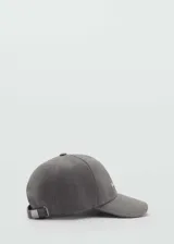 Gorra de béisbol de algodón color gris, con diseño minimalista y mensaje bordado en el frente. Cuenta con cierre ajustable metálico en la parte posterior.