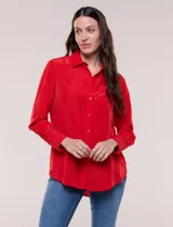 Camisa de satén blanca de la marca Floral & Ivy, con cuello con solapa, cierre frontal de botones, manga larga con puño ancho y bolsillo aplicado en el pecho.