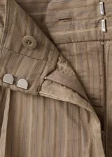 Pantalón de tiro alto, confeccionado en mezcla de algodón, poliamida y lyocell, de diseño recto y largo, con estampa de rayas sutiles, bolsillos laterales y traseros, y trabillas para cinturón.