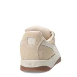 Championes urbanos Puma modelo Park Luna SD, con diseño inspirado en el skate. Presentan una capellada de gamuza negra con la icónica franja lateral de Puma en color blanco, cordones gruesos, entresuela de goma color crema y suela de caucho en tono caramelo.