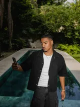 Camisa de gabardina lavada color negro, con rotura en el cuello y parche en la espalda.